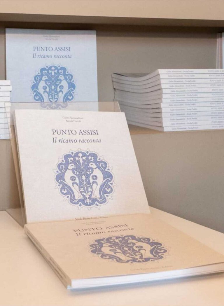 Il volume Punto Assisi. Il ricamo racconta di Giulio Alessandretti e Nicola Freddii